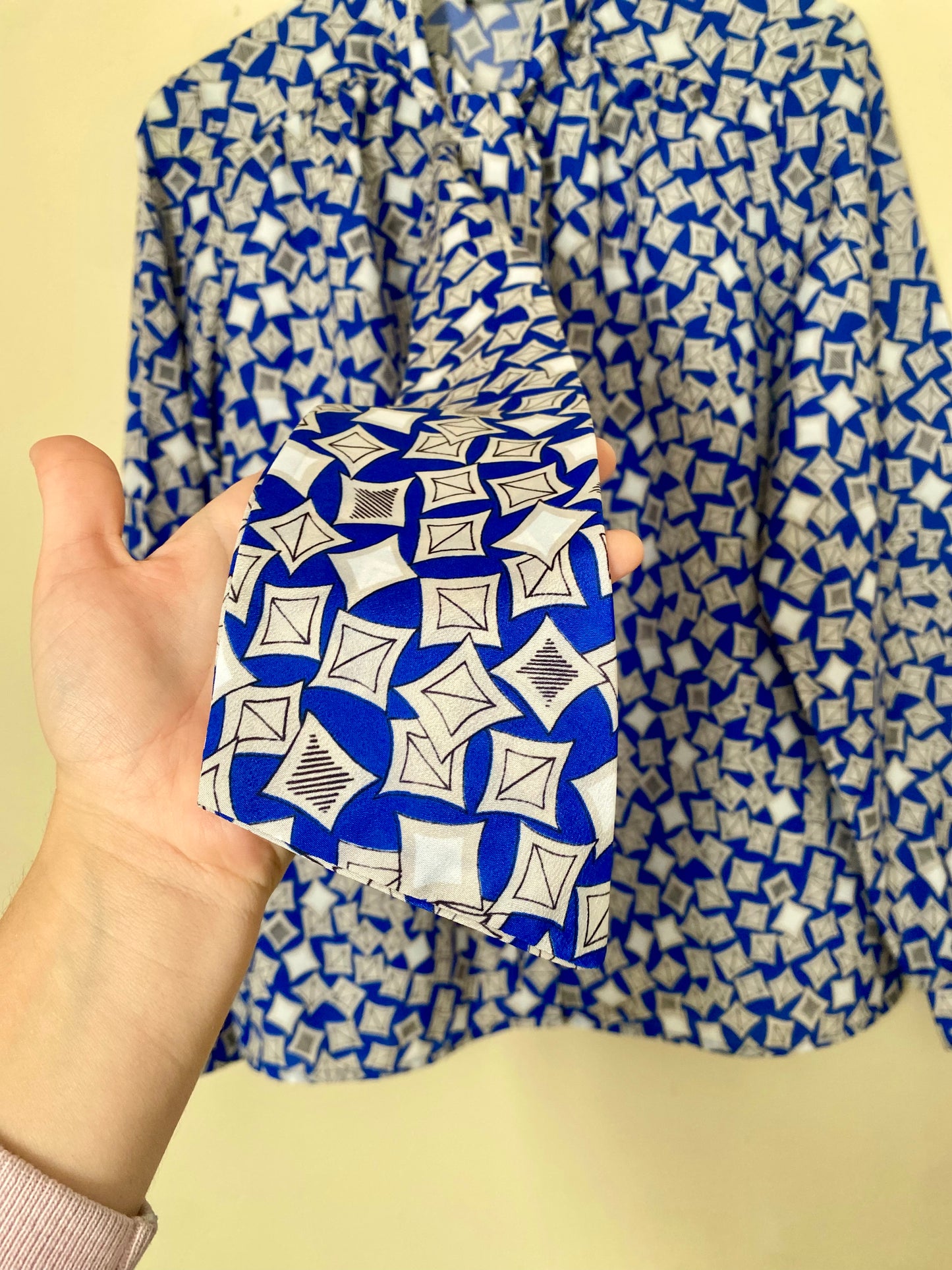 VINTAGE ROYAL BLUE ABSTRACT KITE PATTERN BLOUSE