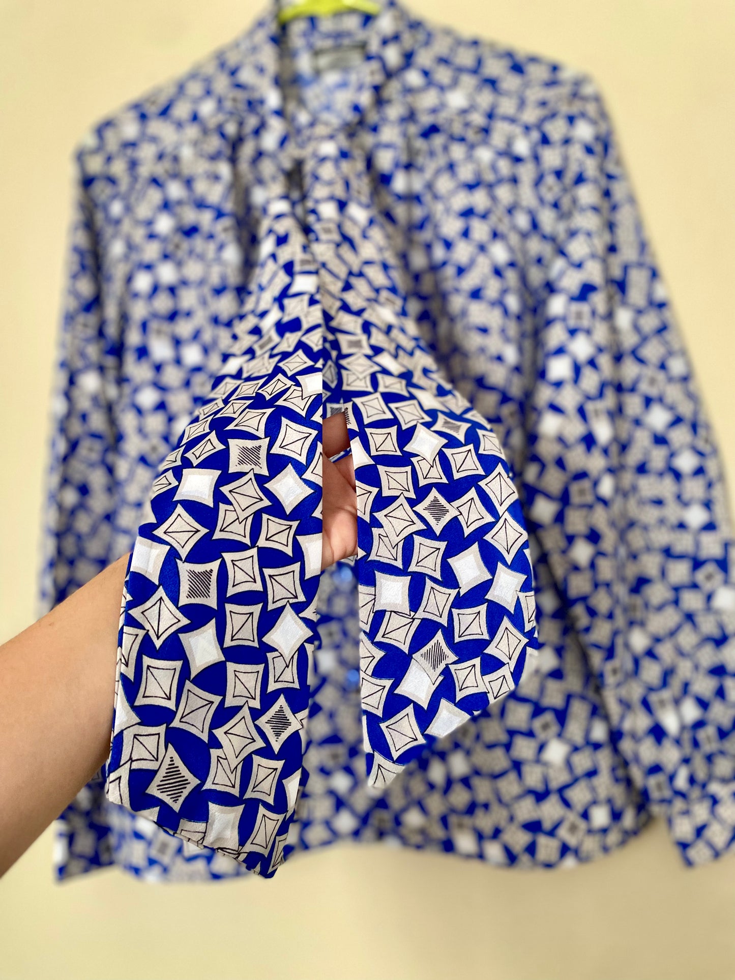 VINTAGE ROYAL BLUE ABSTRACT KITE PATTERN BLOUSE