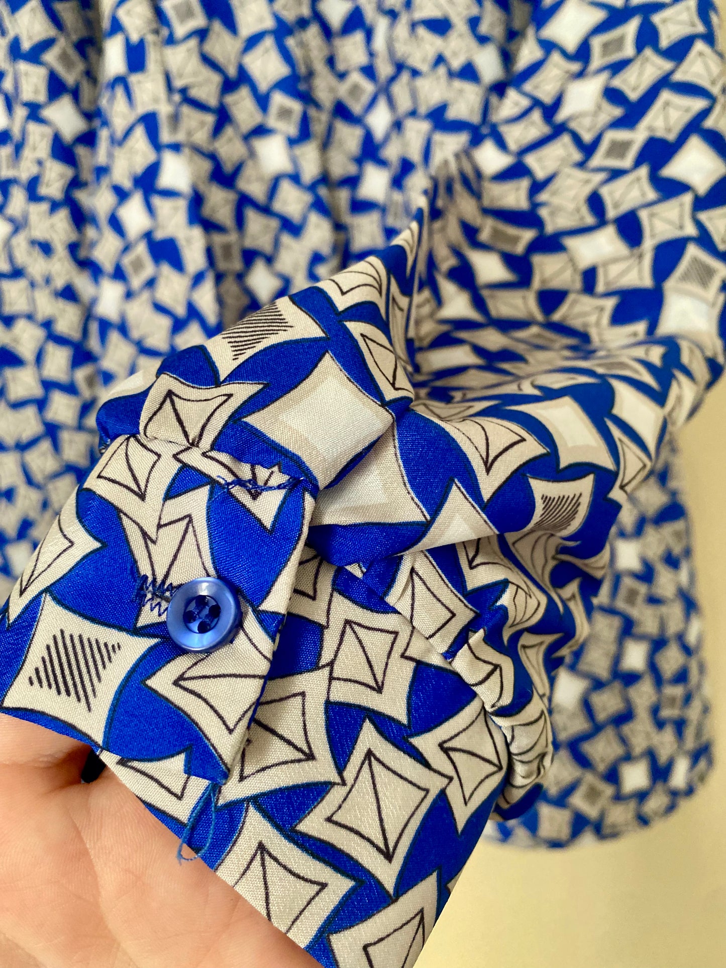 VINTAGE ROYAL BLUE ABSTRACT KITE PATTERN BLOUSE