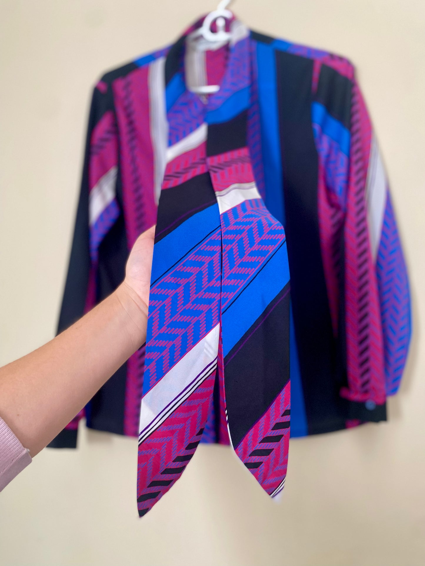 VINTAGE GEOMETRIC TIE-NECK BLOUSE BLOUSE
